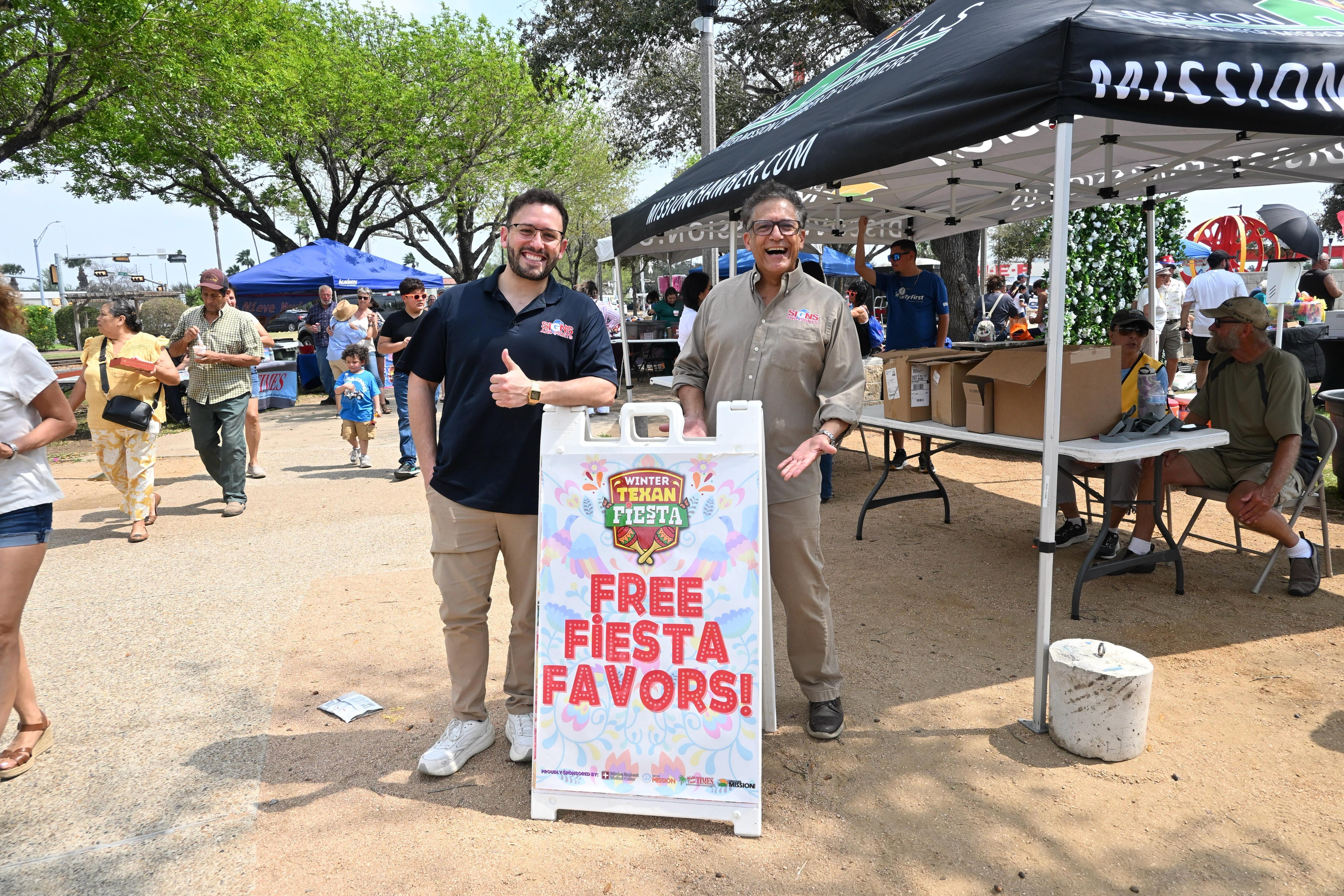 La familia de Signs & Prints en un evento en Mission, TX